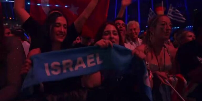 Tokom čitanja rezultata glasanja na Eurosongu publika izviždala Izraelce, voditeljica ih pokušala nadglasati Tokom čitanja rezultata glasanja na Eurosongu publika izviždala Izraelce, voditeljica ih pokušala nadglasati