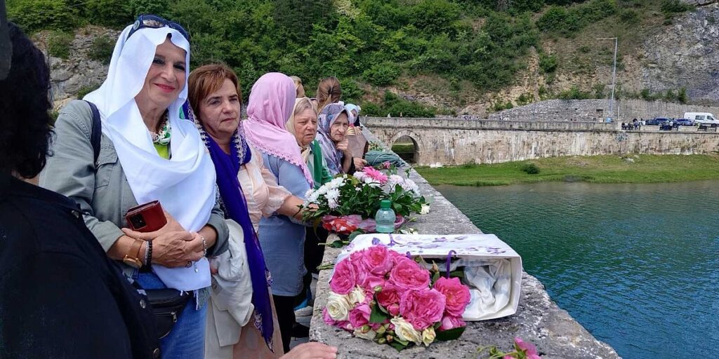 Tri hiljade ruža spušteno u Drinu
