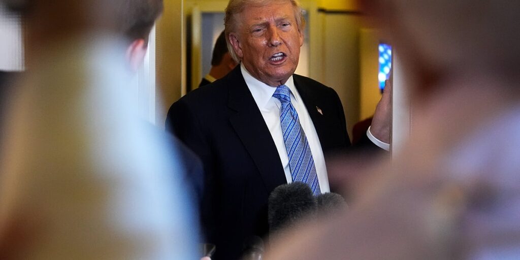 Trump sprema fond od 1,7 milijardi dolara za političke saveznike koji tvrde da su progonjeni Trump sprema fond od 1,7 milijardi dolara za političke saveznike koji tvrde da su progonjeni