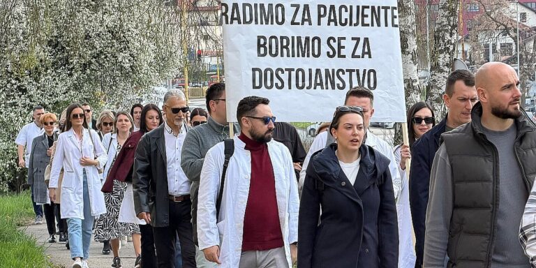 Tuzlanski ljekari u generalni štrajk stupaju 18. maja, zbrinjavat će samo hitne i životno ugrožene pacijente Tuzlanski ljekari u generalni štrajk stupaju 18. maja, zbrinjavat će samo hitne i životno ugrožene pacijente