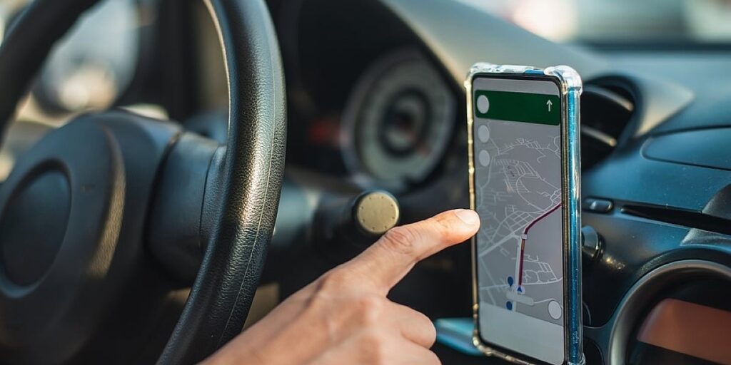 U EU možete dobiti kaznu ako samo dotaknete telefon tokom vožnje: Gdje važe najstrožija pravila?