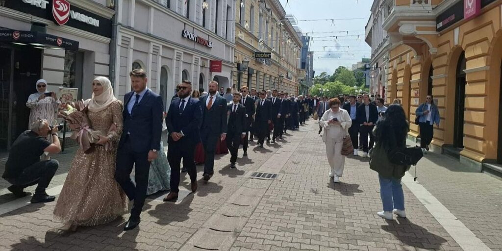 Ulicama Banje Luke prošetali maturanti treće generacije medrese “Reis Ibrahim-ef. Maglajlić” Ulicama Banje Luke prošetali maturanti treće generacije medrese "Reis Ibrahim-ef. Maglajlić"