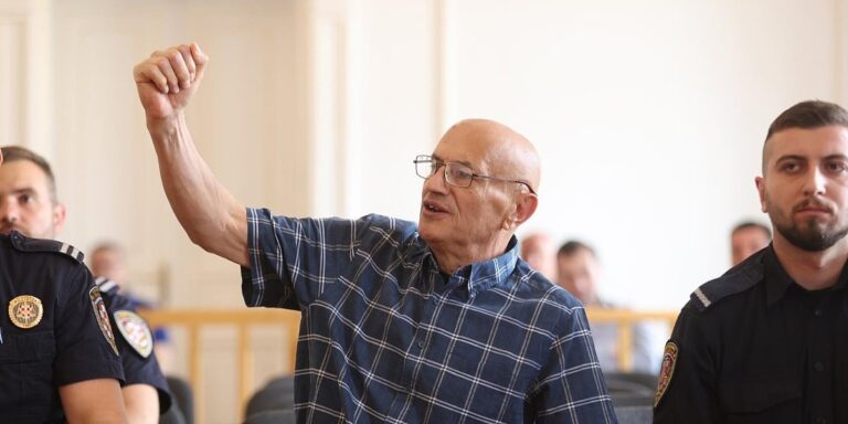 Željko Travica osuđen na 20 godina zbog ratnih zločina u Hrvatskoj, uslijedio incident: "Smrt fašizmu, nisam kriv"