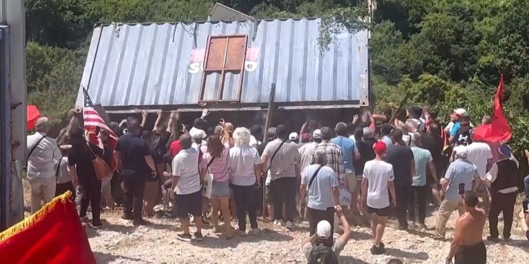 Bijesni građani ruše sve pred sobom zbog mega-projekta američkih milijardera