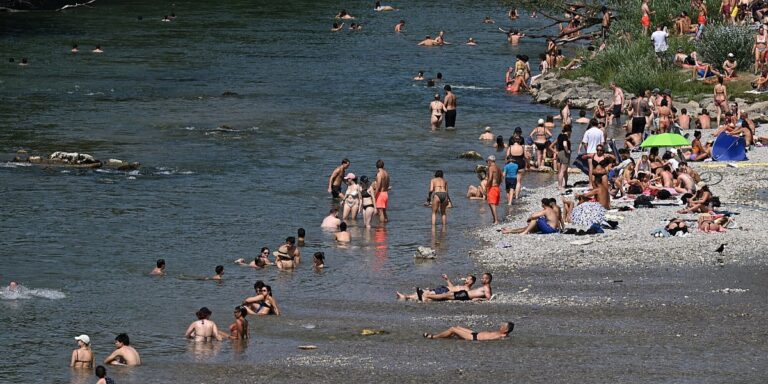 Građani Minhena osvježenje od visokih temperatura pronašli na rijeci Isar