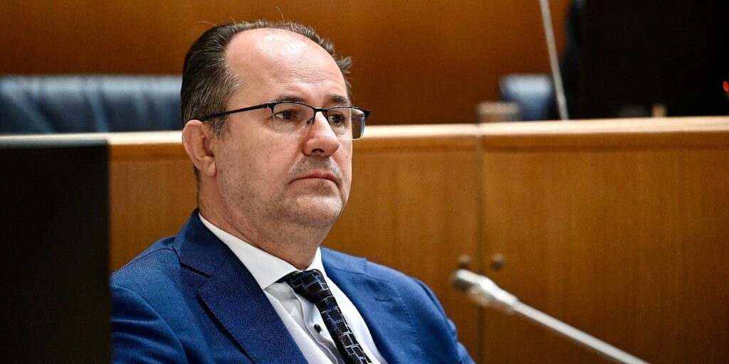 Je li neko javio Denisu Bećiroviću da smo na “sivoj listi” Je li neko javio Denisu Bećiroviću da smo na "sivoj listi"