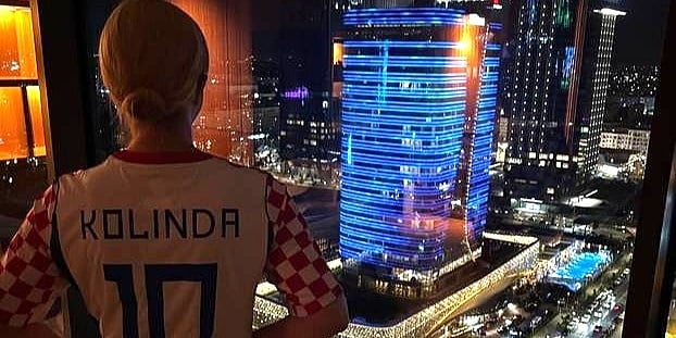 Kolinda ponovo u dresu s kockicama! Bivša predsjednica Hrvatske još jednom pokazala koliko joj znače Vatreni Kolinda ponovo u dresu s kockicama! Bivša predsjednica Hrvatske još jednom pokazala koliko joj znače Vatreni