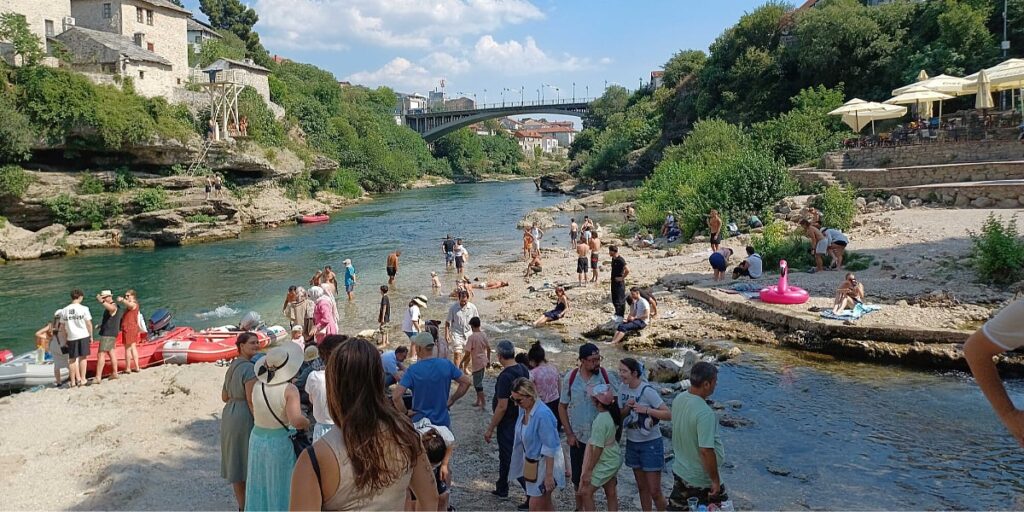 Lokalci spas tražili van grada, a turisti ispod Starog mosta
