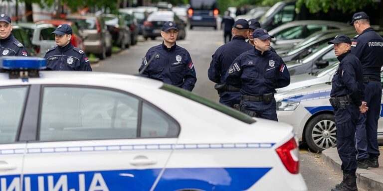 Maskirani muškarac u panciru upao u kafić i zapucao, srećom nema povrijeđenih