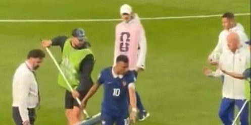 Mbappé poludio zbog natopljenog terena pa preuzeo stvar u svoje ruke: “Čistili su pogrešnu polovinu” Mbappé poludio zbog natopljenog terena pa preuzeo stvar u svoje ruke: "Čistili su pogrešnu polovinu"