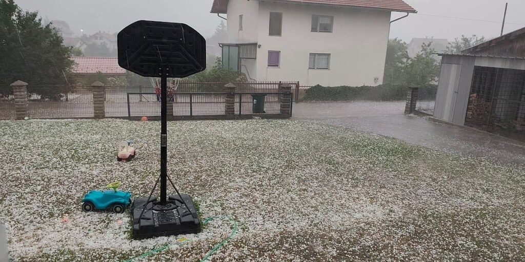 Nevrijeme uz jaku kišu i led već zahvatilo bh. gradove, slijedi nagla promjena vremena Nevrijeme uz jaku kišu i led već zahvatilo bh. gradove, slijedi nagla promjena vremena