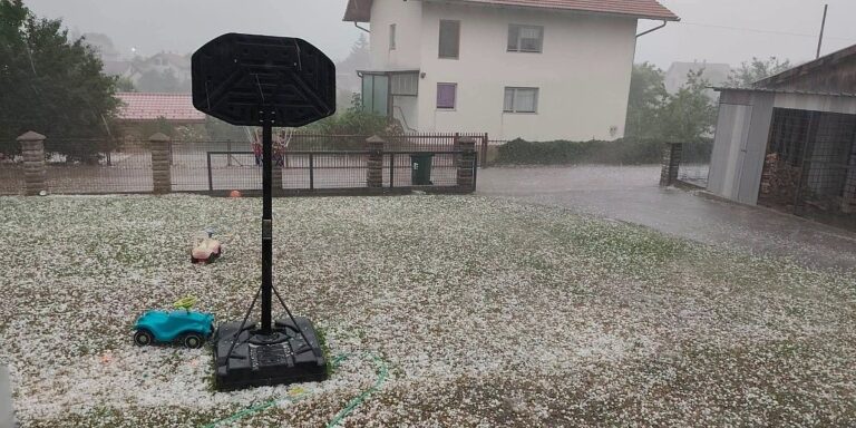 Nevrijeme uz jaku kišu i led već zahvatilo bh. gradove, slijedi nagla promjena vremena Nevrijeme uz jaku kišu i led već zahvatilo bh. gradove, slijedi nagla promjena vremena
