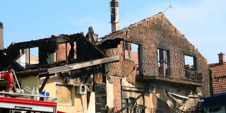 Određen pritvor muškarcu iz Dervente koji je zapalio komšiji kuću u kojoj je bilo 13 osoba, uništeno i sedam vozila Određen pritvor muškarcu iz Dervente koji je zapalio komšiji kuću u kojoj je bilo 13 osoba, uništeno i sedam vozila