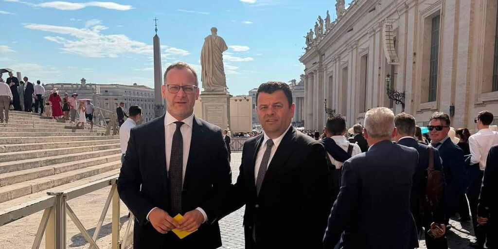 Sevlid Hurtić boravio u posjeti Vatikanu, papi Lavu poklonio dres Zmajeva