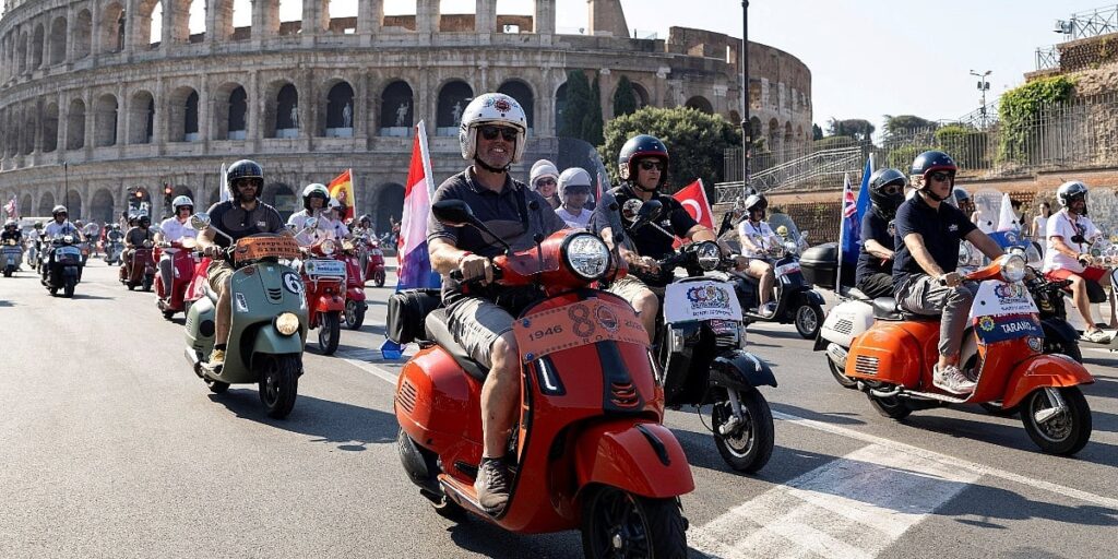 Vespa velikom paradom u Rimu proslavila 80. rođendan, oko 25.000 vozača preplavilo Vječni grad