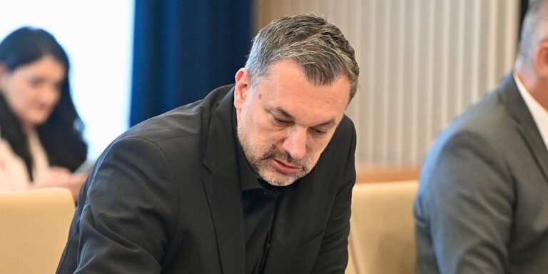 Vjerujem da niko u BiH ne traži privatnog visokog predstavnika, već nekoga ko neće dozvoliti secesionizam Vjerujem da niko u BiH ne traži privatnog visokog predstavnika, već nekoga ko neće dozvoliti secesionizam