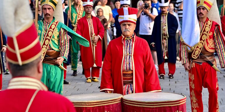 Zvuk tradicionalnih instrumenata oduševio prolaznike Zvuk tradicionalnih instrumenata oduševio prolaznike