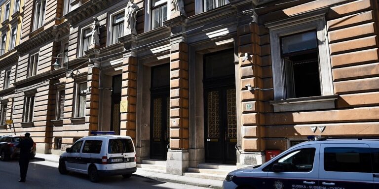 Adnan Lokvančić, koji je ubio majku i brata u Hrasnici, ide u pritvor na mjesec dana Adnan Lokvančić, koji je ubio majku i brata u Hrasnici, ide u pritvor na mjesec dana