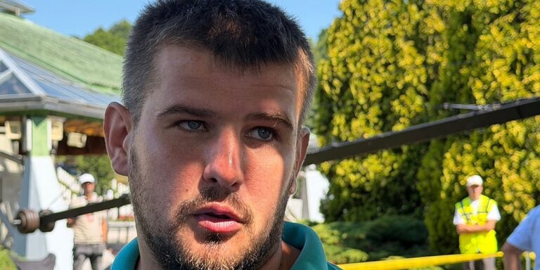 Almir Baraković danas će ukopati glavu i dvije kosti oca Muriza pronađene u tri masovne grobnice Almir Baraković danas će ukopati glavu i dvije kosti oca Muriza pronađene u tri masovne grobnice