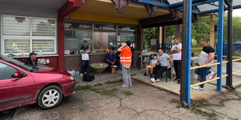 Bivši radnici Koksare noć proveli ispred fabrike, neće odustati dok im ne uvežu staž i isplate potraživanja