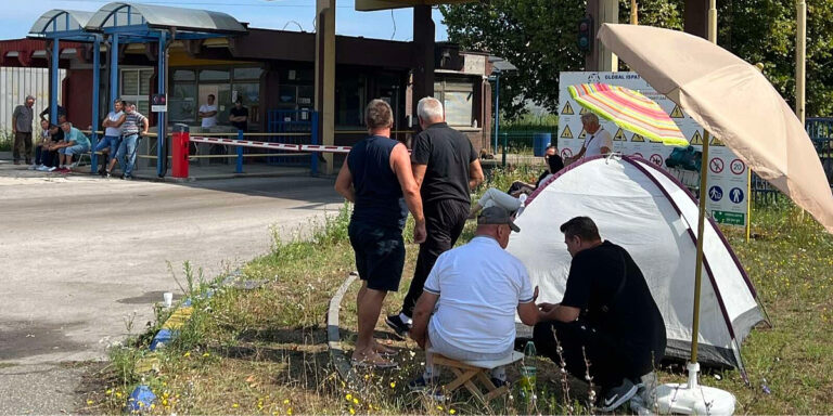 Bivši radnici lukavačke Koksare štrajkuju ispred fabrike, traže ispunjenje nekoliko zahtjeva