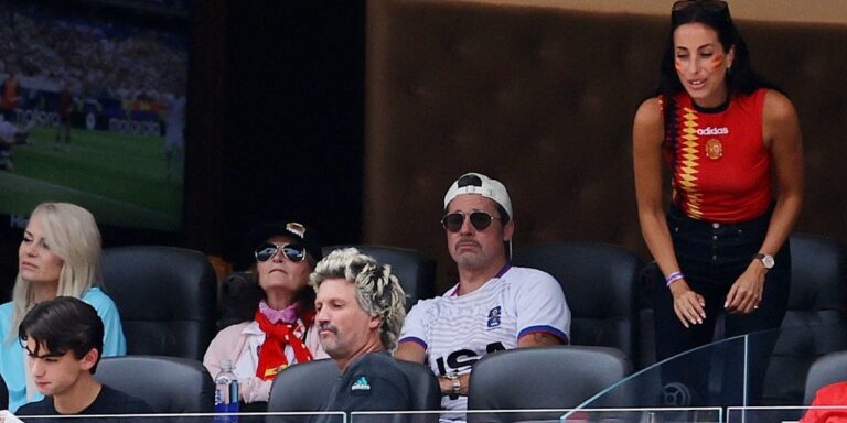 Brad Pitt i Ines de Ramon strastveno se ljubili na utakmici Svjetskog prvenstva u Los Angelesu Brad Pitt i Ines de Ramon strastveno se ljubili na utakmici Svjetskog prvenstva u Los Angelesu