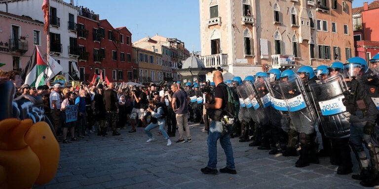 Demonstranti se sukobili s policijom Demonstranti se sukobili s policijom