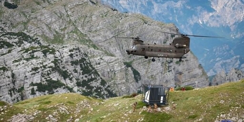 EUFOR pomaže u postavljanju novog planinarskog bivka na planini Prenj EUFOR pomaže u postavljanju novog planinarskog bivka na planini Prenj