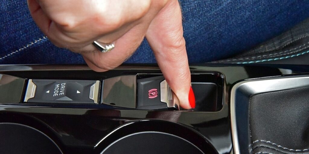 Električna ručna kočnica je sve više prisutna kod novijih automobila, ovo je dobro znati o njoj