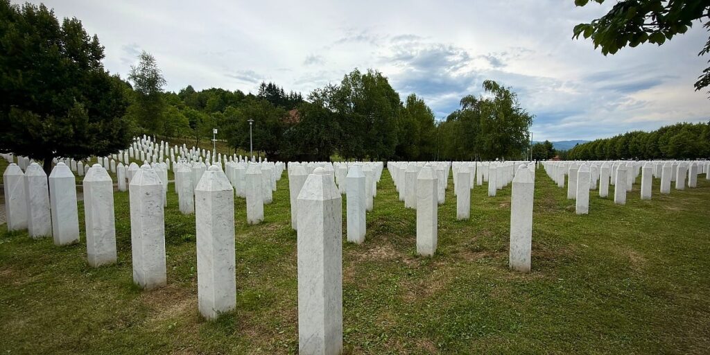 Genocid u Srebrenici najviše negirao srbijanski režimski medij