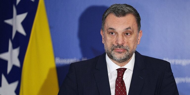 Hrvati u BiH uživaju mnogo više prava i pozicija nego što im to po zakonima BiH pripada Hrvati u BiH uživaju mnogo više prava i pozicija nego što im to po zakonima BiH pripada