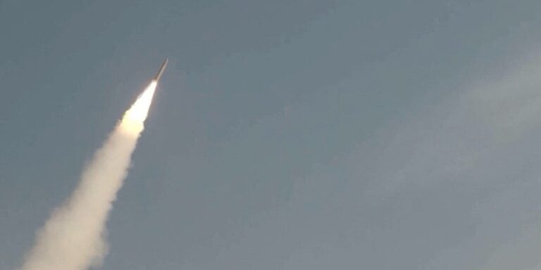 Iran lansirao najmanje pet balističkih raketa na američke baze u Jordanu, započela serija osvetničkih udara Iran lansirao najmanje pet balističkih raketa na američke baze u Jordanu, započela serija osvetničkih udara