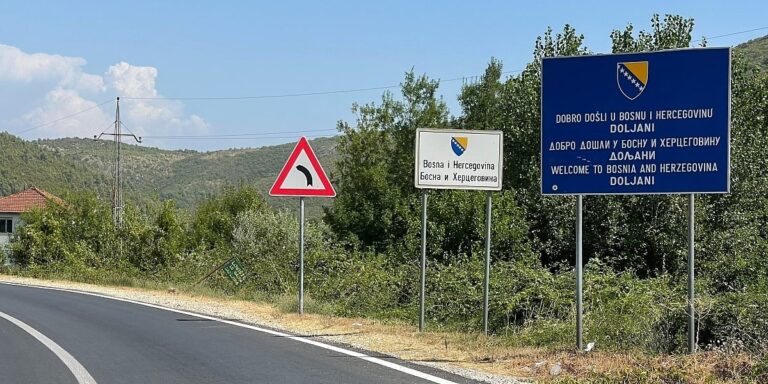 Jutros gužva na izlazima iz BiH, frekventniji saobraćaj na putevima se očekuje poslijepodne