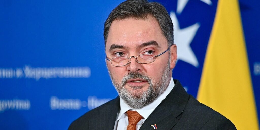 Košarac isključio ambasadora BiH iz delegacije tokom posjete Egiptu, stigla oštra reakcija Košarac isključio ambasadora BiH iz delegacije tokom posjete Egiptu, stigla oštra reakcija
