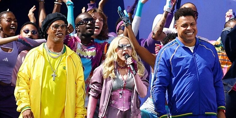 Madonna izašla na teren uz Ronaldinha i Ronalda pa priredila spektakl na poluvremenu finala Mundijala Madonna izašla na teren uz Ronaldinha i Ronalda pa priredila spektakl na poluvremenu finala Mundijala