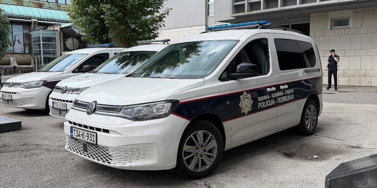 Muškarca iz Srebrenika terete za nasilje u porodici, pucnjavu i prijetnju ubistvom dvije osobe Muškarca iz Srebrenika terete za nasilje u porodici, pucnjavu i prijetnju ubistvom dvije osobe