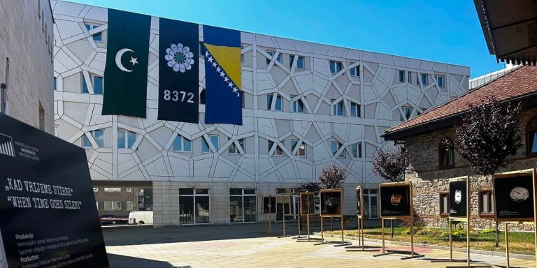 Na platou Islamskog centra u Zenici otvorena izložba “Kad vrijeme utihne” Na platou Islamskog centra u Zenici otvorena izložba "Kad vrijeme utihne”