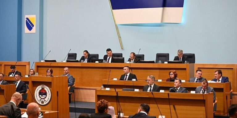 Narodna skupština RS-a danas o vetu Željke Cvijanović i zabrani isticanja zastave RBiH s ljiljanima Narodna skupština RS-a danas o vetu Željke Cvijanović i zabrani isticanja zastave RBiH s ljiljanima