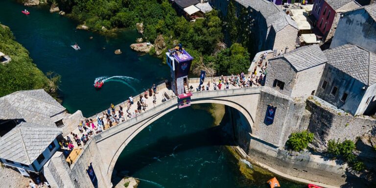 Nastavlja se uzbudljiva borba za pobjede. na Starom mostu postavljena platforma Nastavlja se uzbudljiva borba za pobjede. na Starom mostu postavljena platforma