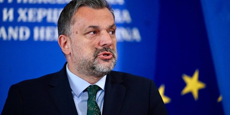 Nećemo ostaviti nijedan SNSD-ov kadar dok naše ruke o tome odlučuju Nećemo ostaviti nijedan SNSD-ov kadar dok naše ruke o tome odlučuju