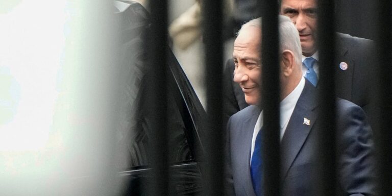 Netanyahu s osmijehom ušao u Bijelu kuću na sastanak s Trumpom Netanyahu s osmijehom ušao u Bijelu kuću na sastanak s Trumpom