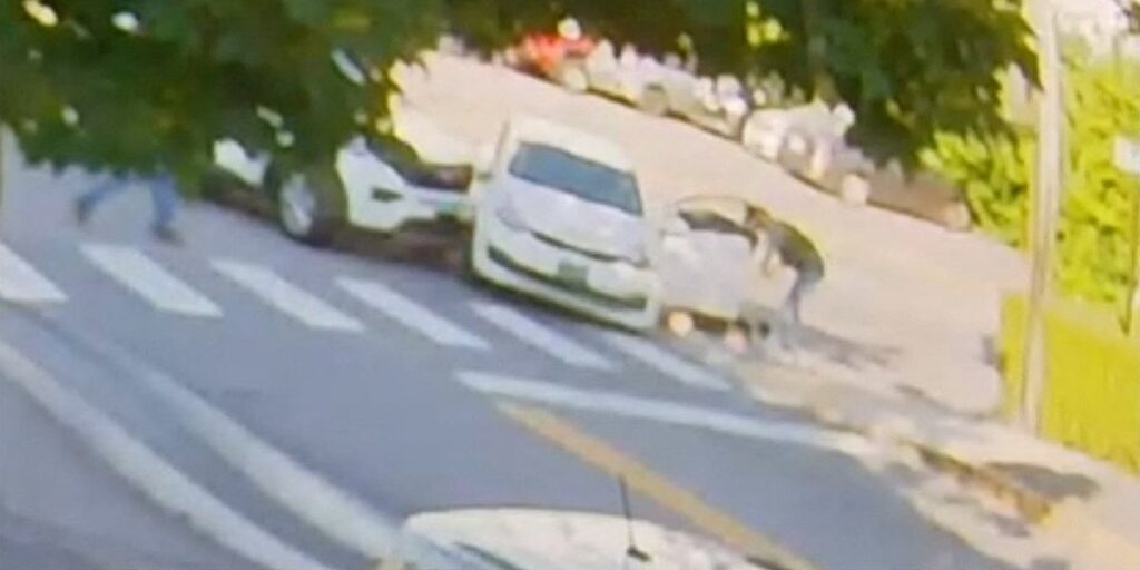 Objavljen snimak s nadzorne kamere koji prikazuje trenutak kada agenti ICE-a pucaju na 26-godišnjeg Kolumbijca