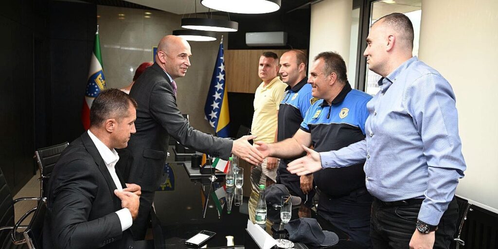 Plaće za učitelje, nastavnike, policiju, pravosuđe i javnu upravu u ZDK od 1. jula bit će veće za 10 posto Plaće za učitelje, nastavnike, policiju, pravosuđe i javnu upravu u ZDK od 1. jula bit će veće za 10 posto