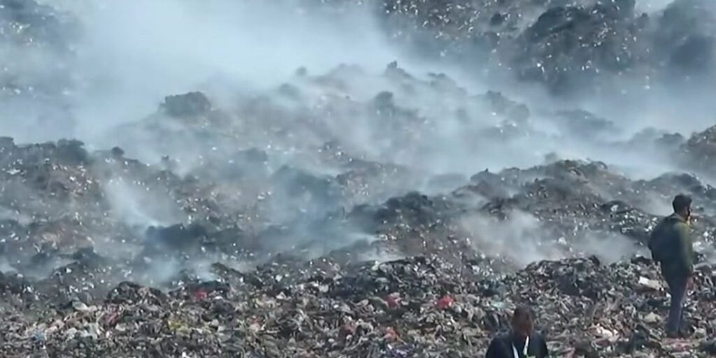 Planina smeća u Indoneziji gori već osam dana, brojni stanovnici morali napustiti domove Planina smeća u Indoneziji gori već osam dana, brojni stanovnici morali napustiti domove