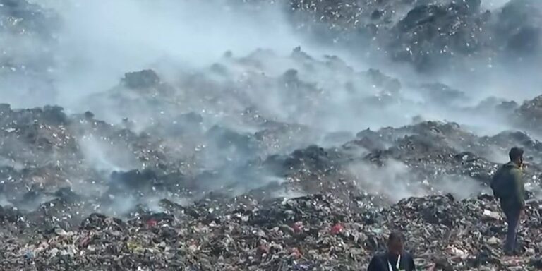 Planina smeća u Indoneziji gori već osam dana, brojni stanovnici morali napustiti domove Planina smeća u Indoneziji gori već osam dana, brojni stanovnici morali napustiti domove