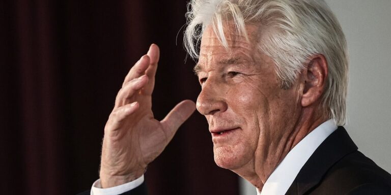 Richard Gere “uhvaćen” na snimanju sa 48 godina mlađom glumicom: Film već izazva kontroverze Richard Gere "uhvaćen" na snimanju sa 48 godina mlađom glumicom: Film već izazva kontroverze