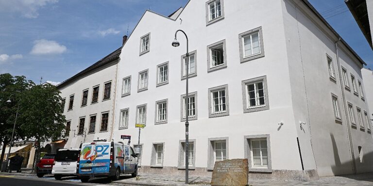 Rodna kuća Adolfa Hitlera u Austriji postaje policijska stanica kako bi se spriječilo oživljavanje sjećanja na njega Rodna kuća Adolfa Hitlera u Austriji postaje policijska stanica kako bi se spriječilo oživljavanje sjećanja na njega