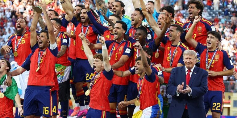 Rodri i Infantino uzalud pokušavali skloniti Trumpa s bine, on ostao na njoj tokom podizanja pehara Rodri i Infantino uzalud pokušavali skloniti Trumpa s bine, on ostao na njoj tokom podizanja pehara