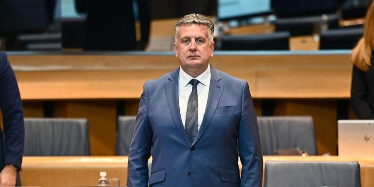 SNSD se ne slaže sa svojim prijedlozima zakona, to je nevjerovatno SNSD se ne slaže sa svojim prijedlozima zakona, to je nevjerovatno