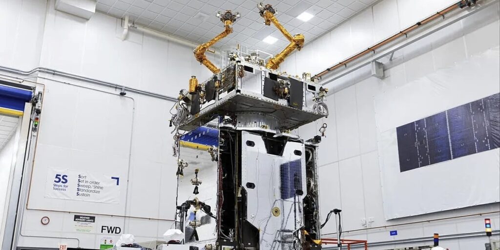 SpaceX lansirao dron za popravku satelita s robotskim rukama dugim tri metra SpaceX lansirao dron za popravku satelita s robotskim rukama dugim tri metra